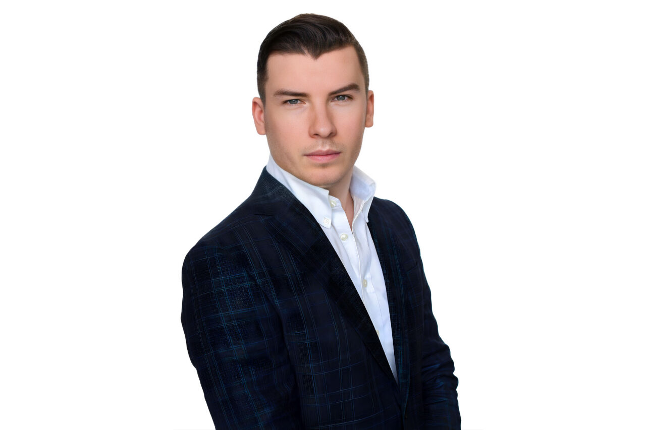 Headshot of Evan Henris